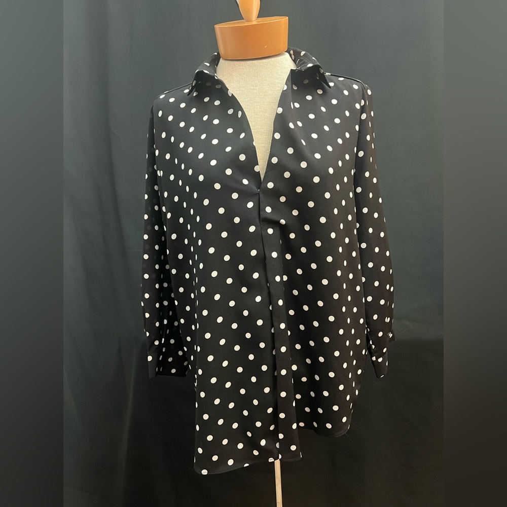 Black and white V-neck polkadot blouse 3/4 sleeve - size medium ￼